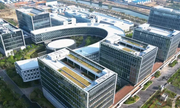 机房搭建运维一体化服务方案对比：自建与托管模式分析